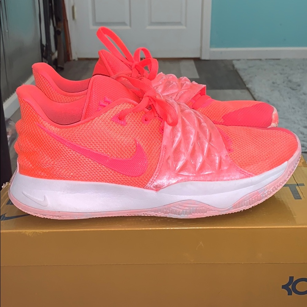 Nike Kyrie Low “hot punch”